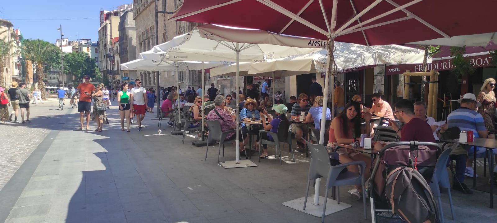 El caos se apodera de la Plaza del Mercado Central de Valencia donde es imposible caminar tranquilo