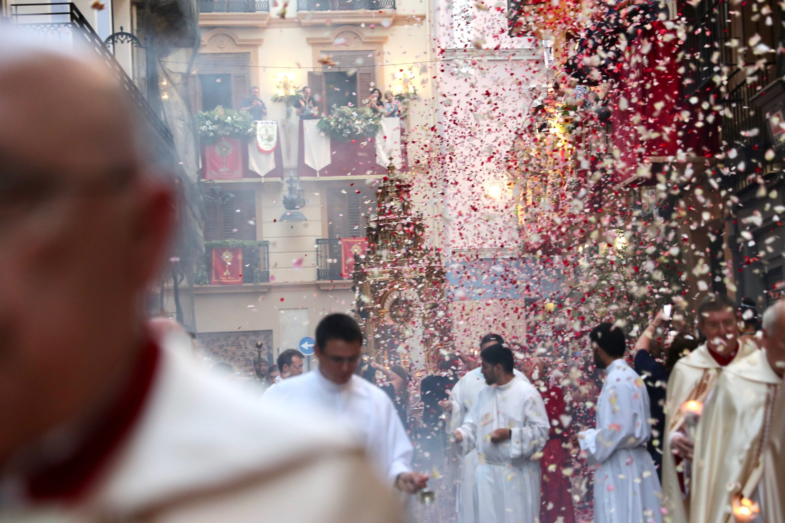 Una procesión del Corpus deslucida con sólo 4 rocas y un fuerte calor