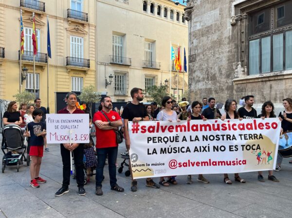 Nueva concentración de #SalvemLaMusica frente al Palau de la Generalitat Valenciana para exigir no se elimine esta asignatura de 3ºESO