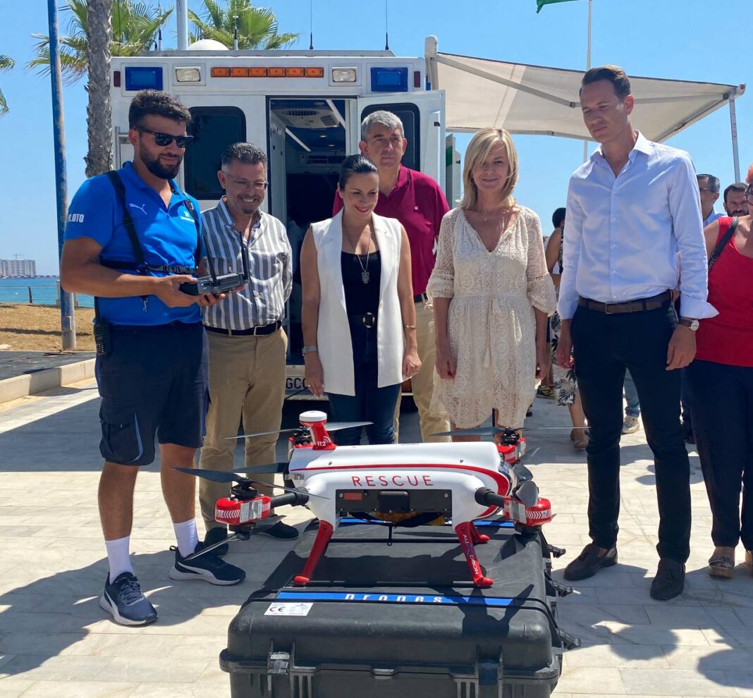 La Generalitat presenta en Alicante el servicio de drones de salvamento para combatir ahogamientos