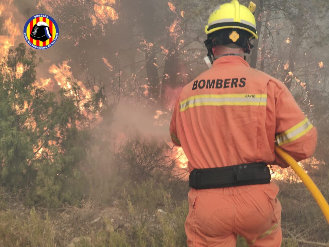 Más de 1300 hectareas calcinadas en el incendio de Venta del Moro sobre el que ahora cae una fuerte tormenta