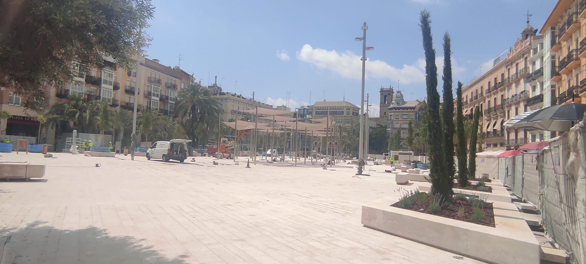 La reforma de la Plaza de la Reina abre una nueva polémica por la ausencia de sombra y es calificada de «nuevo secarral de Ribó y Gómez»