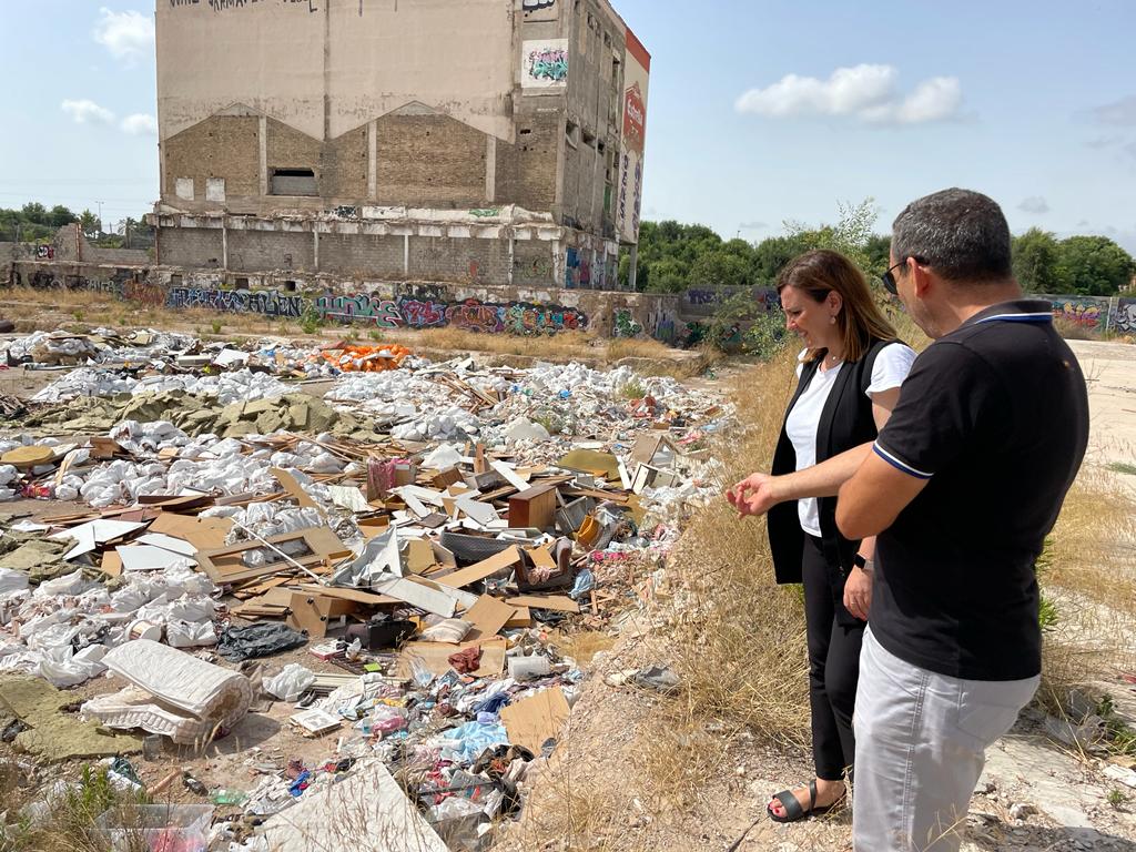 Catalá exige a Ribó la limpieza inmediata del vertedero incontrolado en la antigua fábrica Turia
