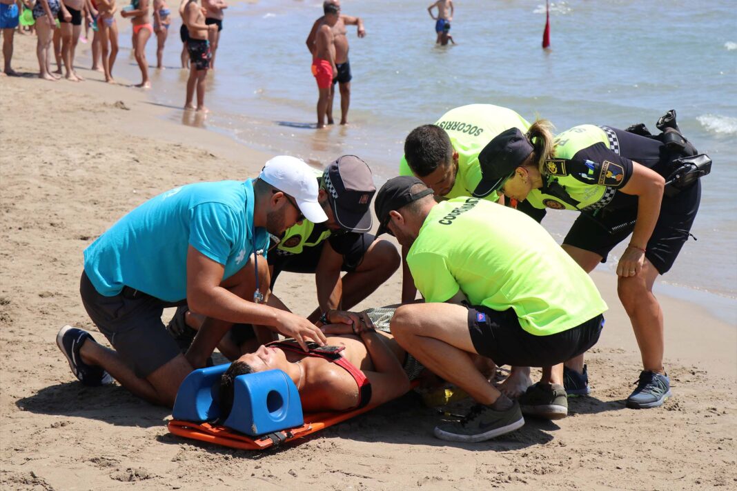 Socorrismo y la Policía Local de Sagunt realizan un simulacro de salvamento en la playa de Puerto de Sagunto