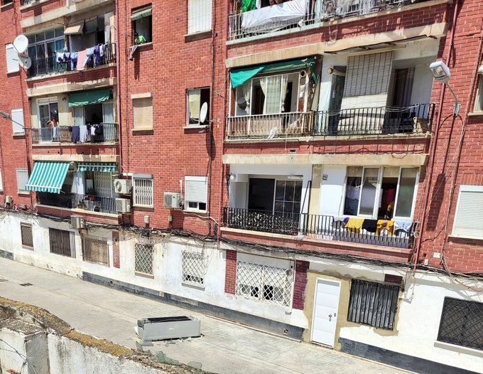 Los vecinos de Orriols advierten que "alguien" ha tirado a la calle una nevera por la ventana y acusan de inacción a la Policía Local