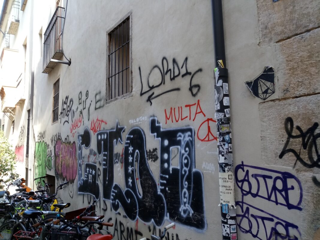 Los vecinos le recriminan a Ribó, Sandra Gómez, Campillo y Aarón Cano la Valencia a dos velocidades donde los barrios olvidados están llenos de pintadas