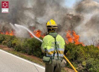 Tres incendios forestales preocupan a los bomberos que se esfuerzan a fondo en su extinción. Desalojos y despliegue de medios