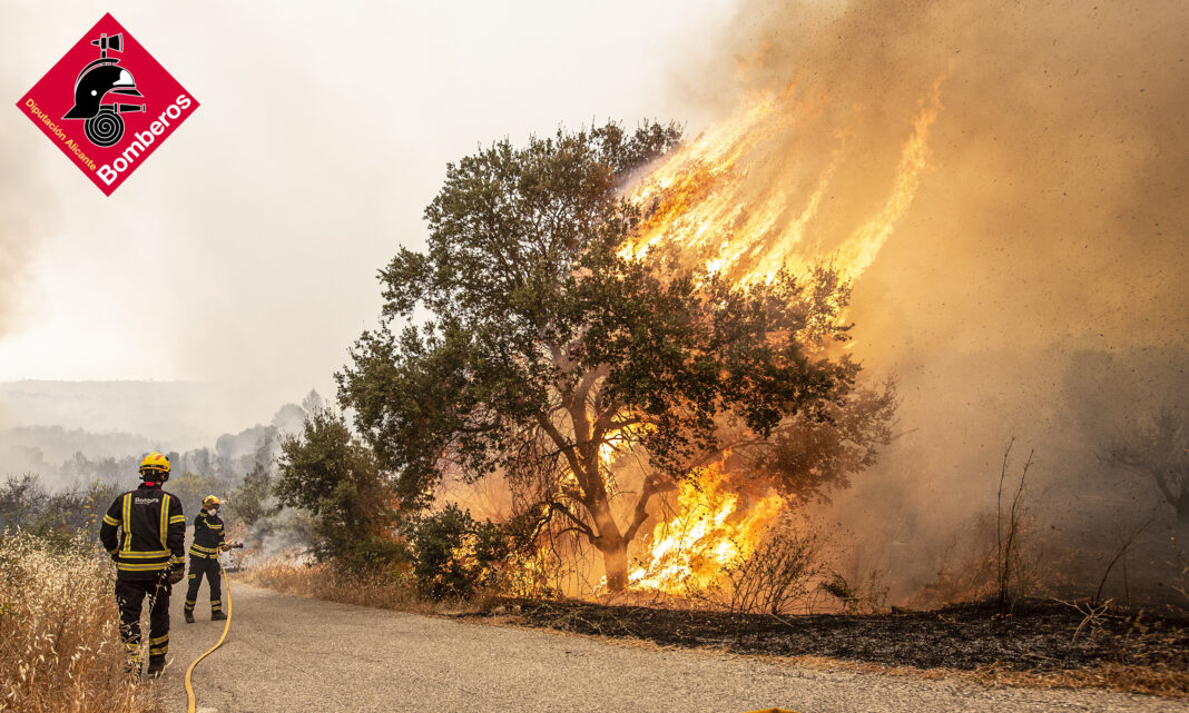 9.500 hectáreas calcinadas ya en la Vall d'Ebo y 1.200 personas desalojadas en un incendio fuera de control