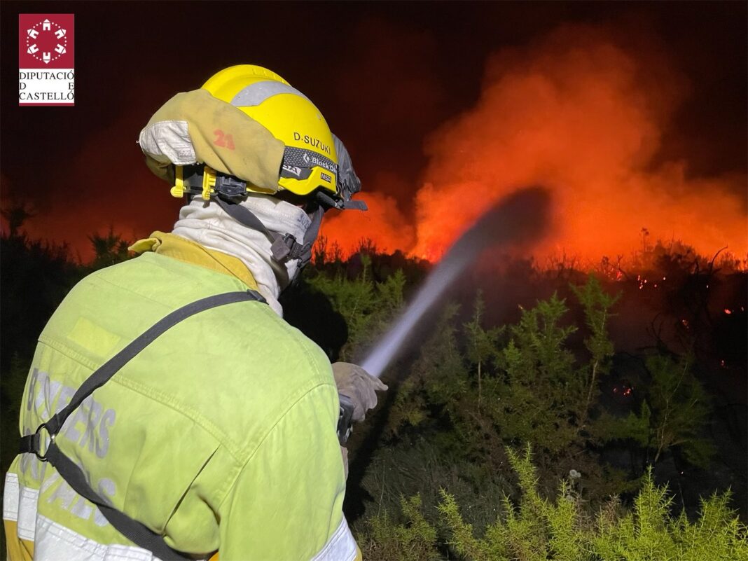 En Incendio Forestal de les Useres ha calcinado 800 hectáreas y esta se declara otro a 100 km en Bejís con los primeros desalojados