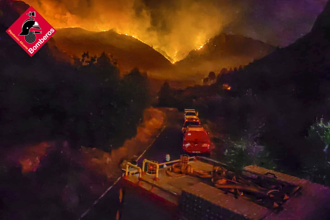 6.500 hectáreas calcinadas y ya más de 1000 desalojados por el peor incendio forestal del año en la Vall d'Ebo