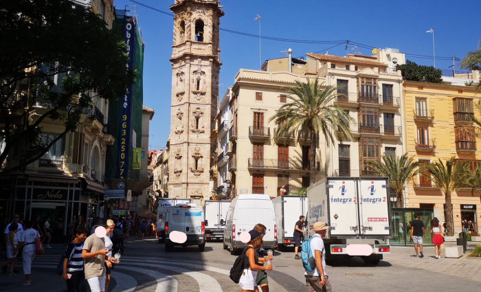 Las peatonalizaciones de Ribó y Sandra Gómez llenan las plazas de Ciutat Vella de coches y furgonetas