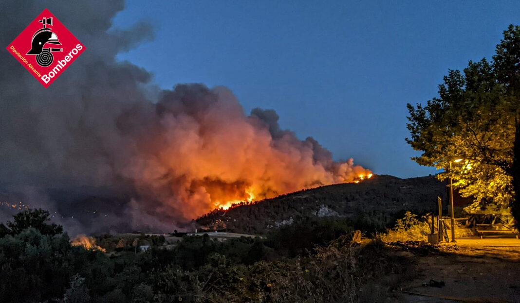 Llueve sobre el Incendio de Vall d'Ebo. El granizo obliga a retirar los medios aéreos y nuevo incendio en Albocasser