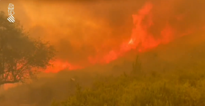 El incendio de Bejís sigue lento pero descontrolado, se reproduce el de Vall d'Ebo y un nuevo incendio quema ya la Calderona un Olocau ya confinado