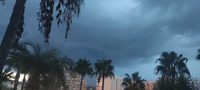 AEMET advierte de tormentas con granizo y vientos muy fuertes para esta tarde en el interior y costa sur de Valencia
