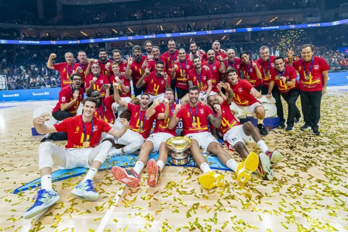 Los jugadores del Valencia Basket Jaime Pradilla y Xabi López-Arostegui se han colgado esta noche la medalla de oro en el Eurobasket 2022