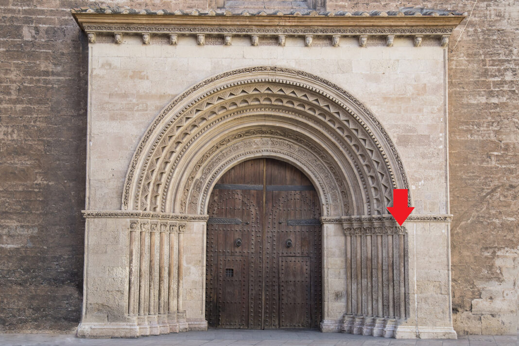 La Seo de Valencia denuncia la destrucción parcial de un capitel del siglo XIII de la puerta románica de la Catedral Metropolitana