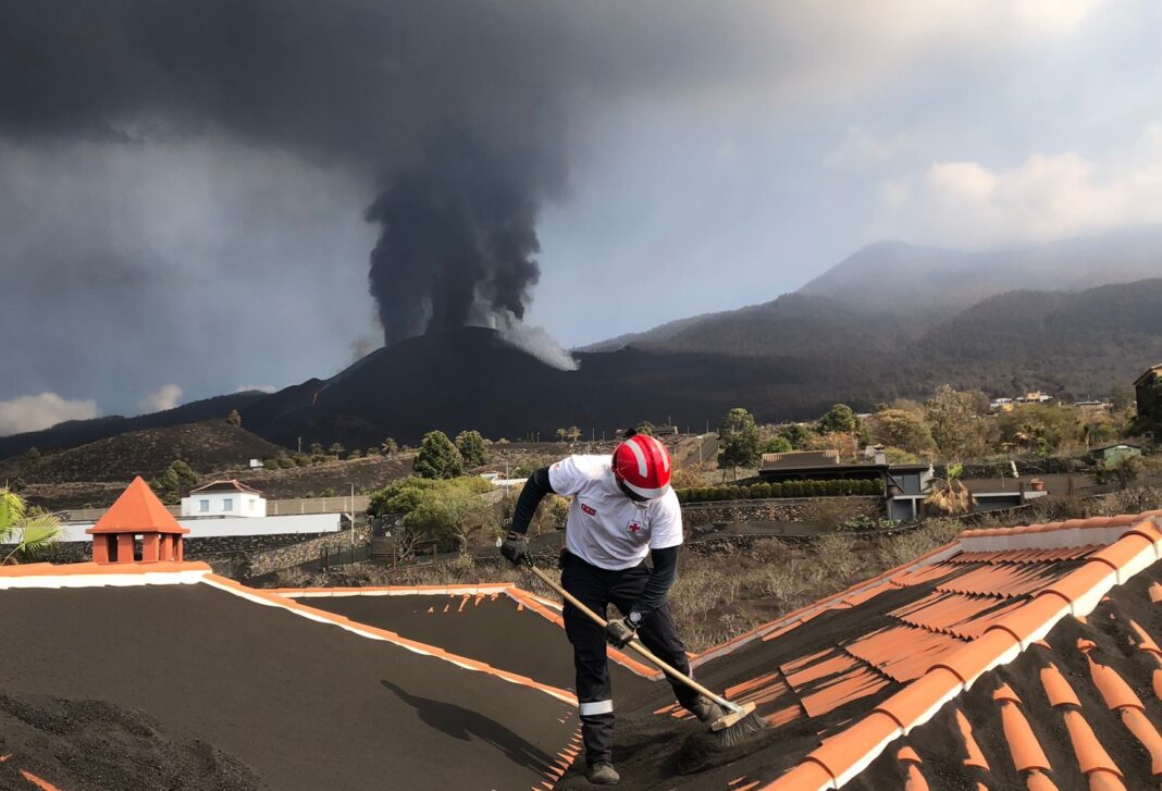 Cruz Roja atiende las necesidades que aún persisten entre la población afectada por el volcán de La Palma