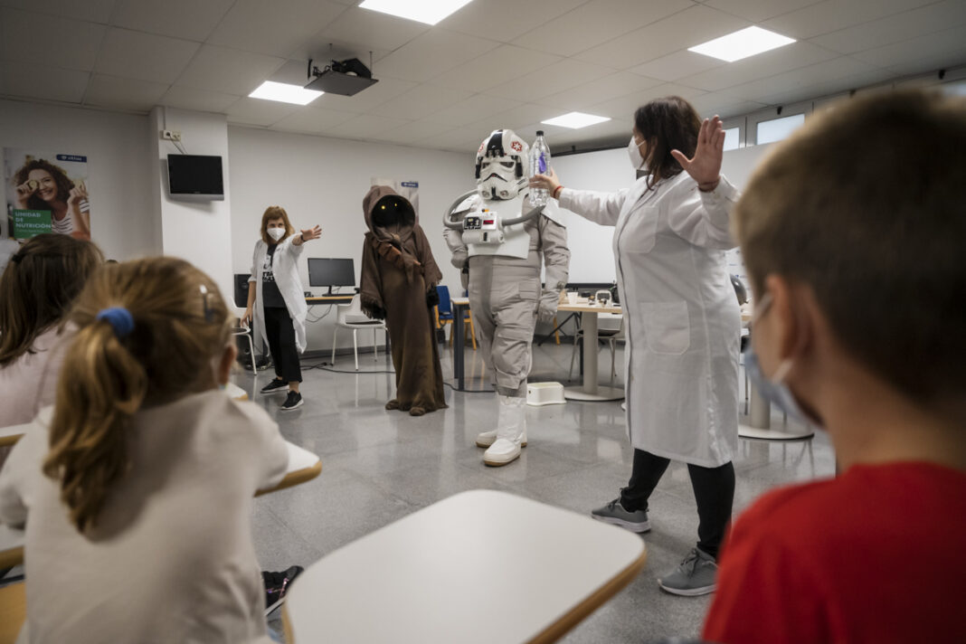 El Museu de les Ciències lleva los talleres de ciencia al Hospital Aguas Vivas de Alzira
