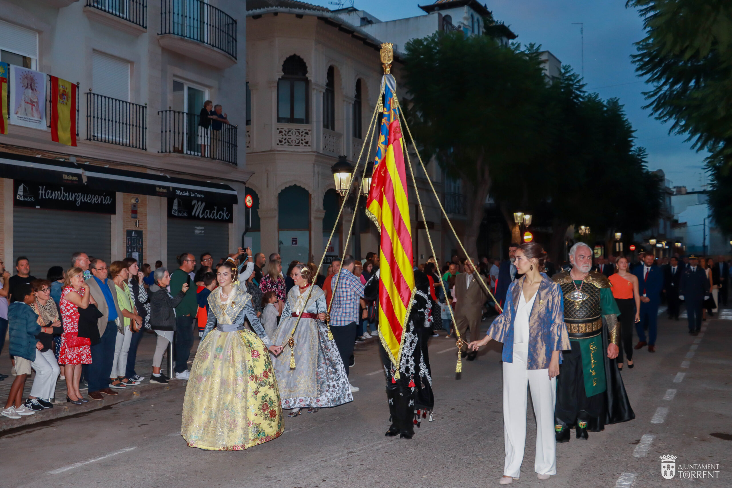 Torrent disfruta del 9 d'Octubre con una "provesso" con su nueva Real Senyera de Torrent