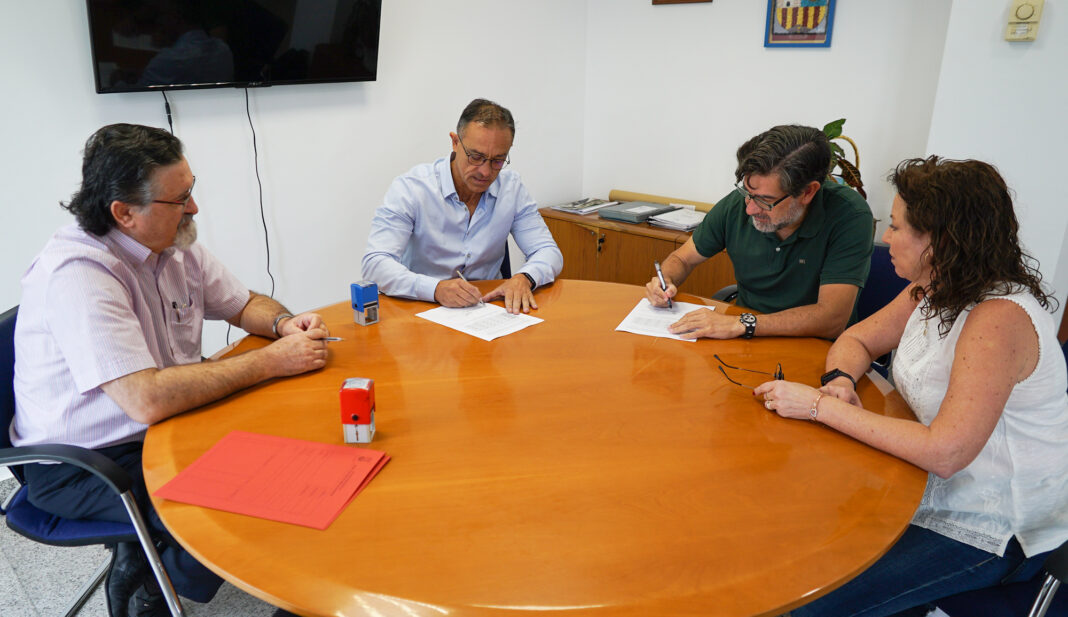 El Ayuntamiento de San Antonio de Benagéber firma el contrato para la apertura de la Piscina Municipal