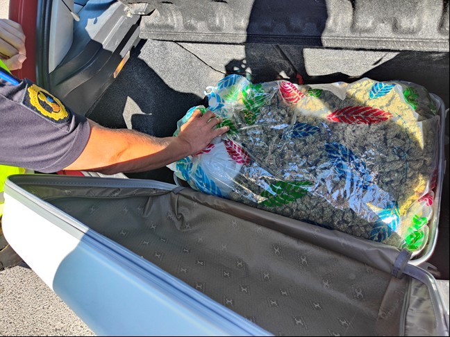 La Policía de la Generalitat detiene a dos personas que transportaban 4 kilos de marihuana en el maletero de un vehículo