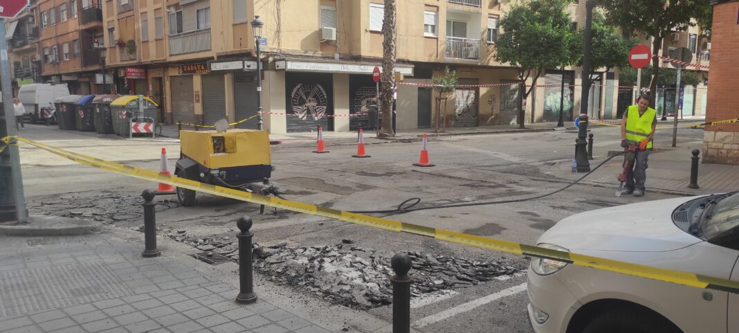 La presión de la AA.VV. de San Antonio consigue el asfaltado de algunas calles después de 30 años