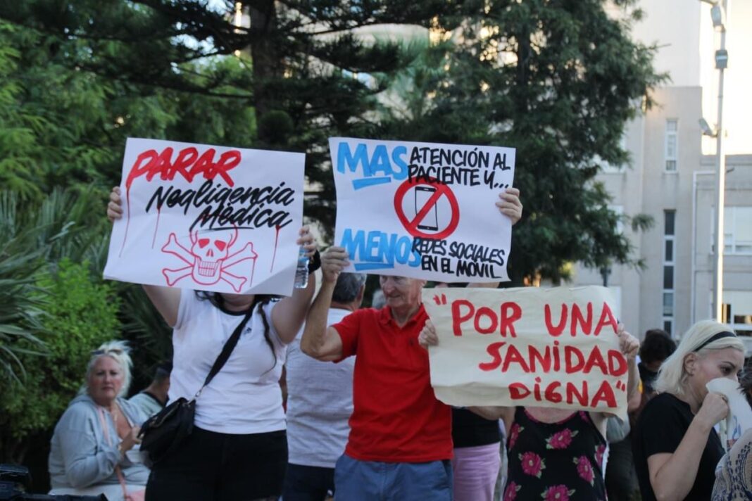 Torrevieja se manifiesta contra la gestión del Departamento de Salud y exige a Puig soluciones inmediatas