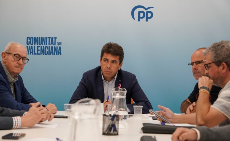 Mazón propone un frente común contra la prohibición del uso de fitosanitarios que propone Europa al campo y advierte del abandono de tierras