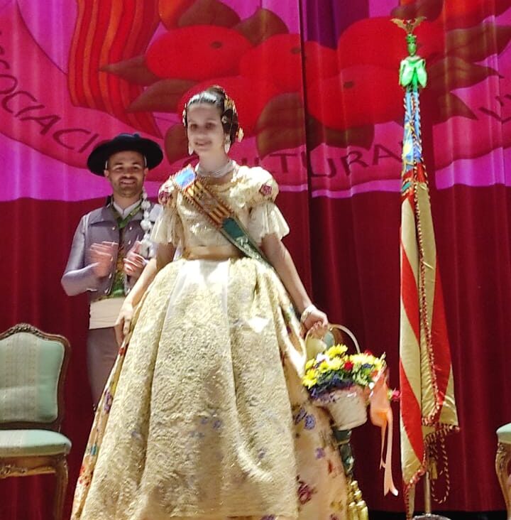 Paula Acosta exaltada com a Reina de l'Horta en presencia de les Bellees d'Alacant i les Reines de les Gayates