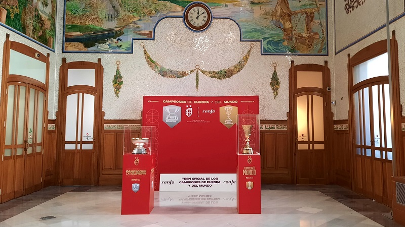 Renfe expone la copa del EuroBasket ganada por la selección española en la Estación del Norte de Valencia