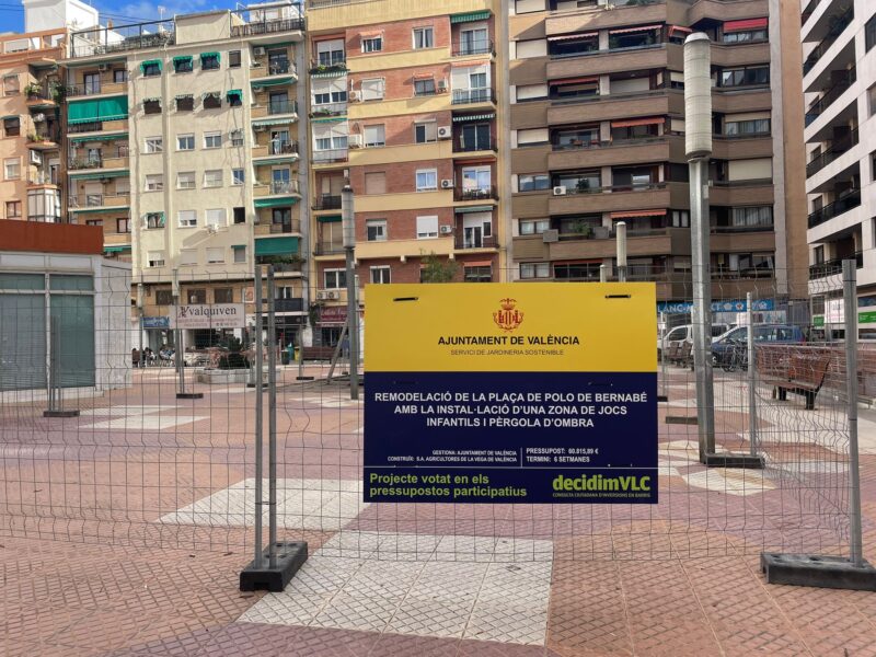 Empiezan las obras para aumentar las zonas verdes y de sombra en la plaza Polo de Bernabé votado en Decidim