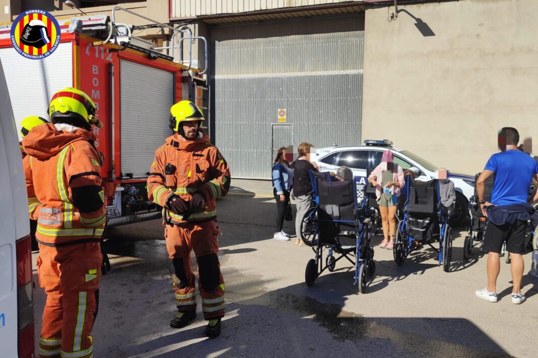 El Consorcio de Bomberos de Valencia actúa en un incendio de una residencia de mayores en Almussafes