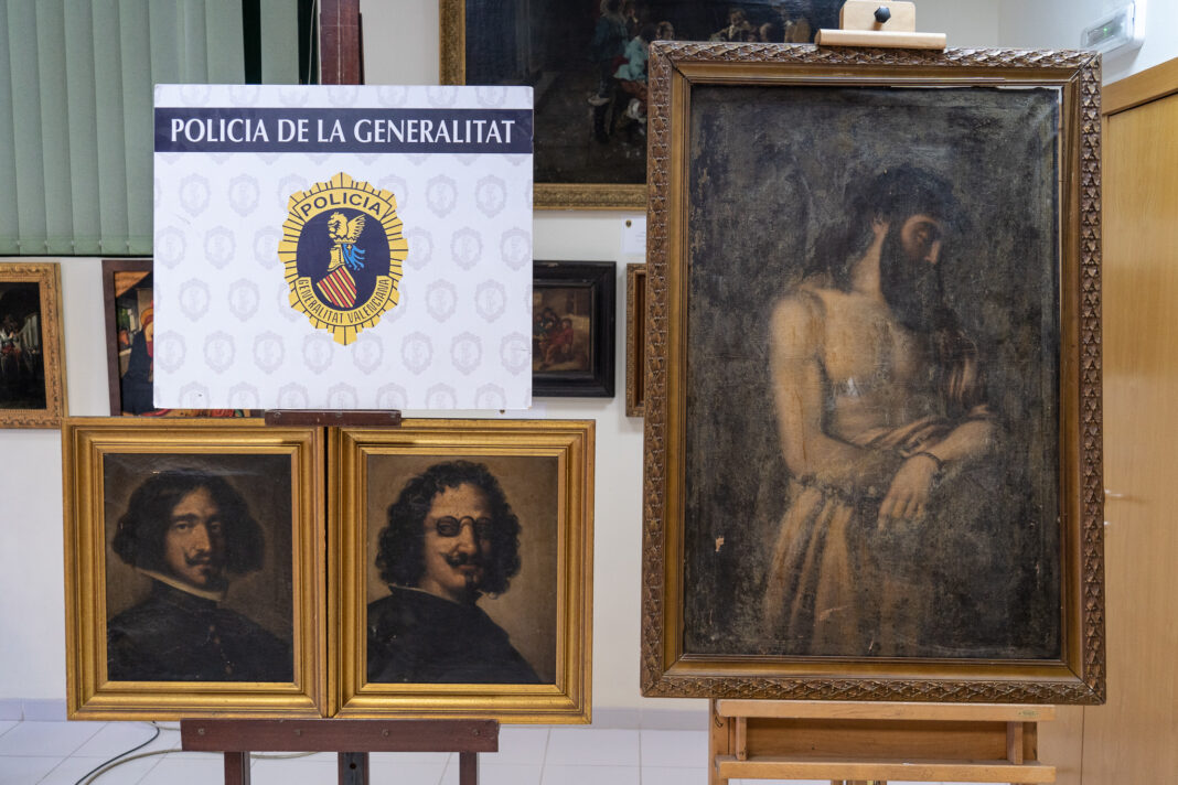 La Policía de la Generalitat recupera dos falsificaciones de Velázquez y una de Tiziano que se comercializaban por 45 millones de euros en Santander