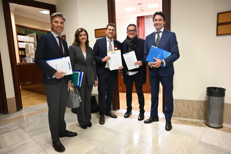 Mancomunitat de l'Horta Sur y Alfafar presentan en el Congreso más de 5.000 firmas exigiendo el soterramiento de vías desde Valencia hasta Silla