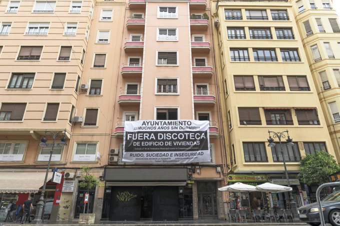Los vecinos de la Roqueta exigen el traslado de una discoteca fuera de su bloque de viviendas