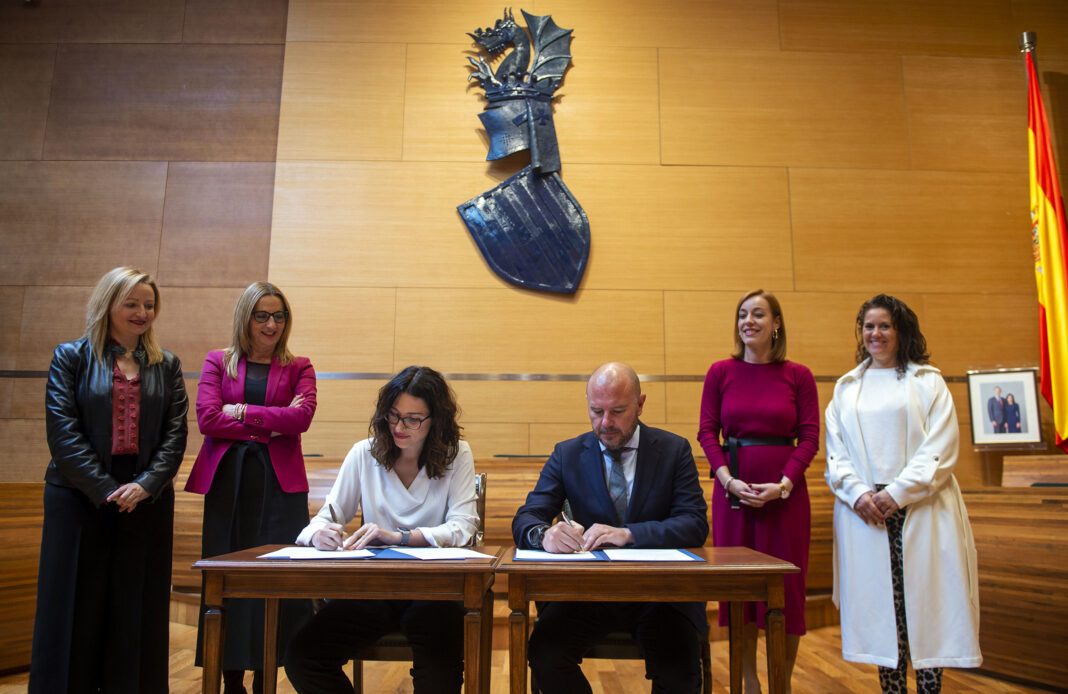 Diputacio de Valencia firma con el Consell el convenio por el que invierte 17,5 millones en nuevos centros de día y residencias de ocho municipios