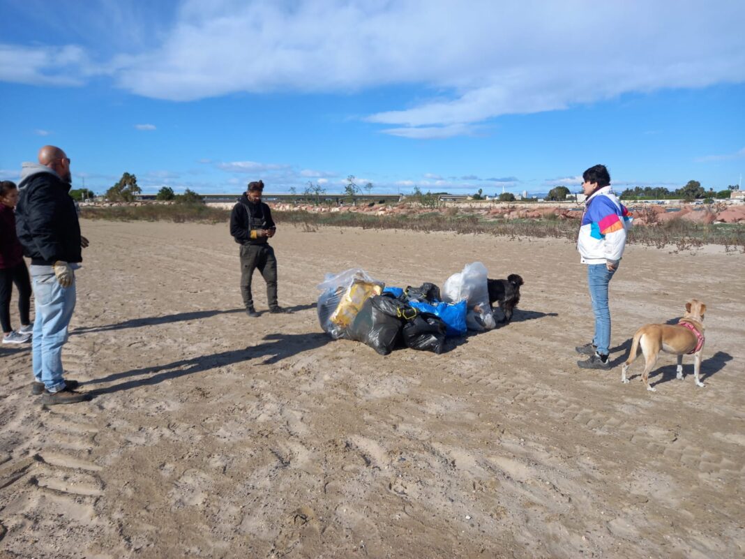 Jornada de voluntariado ambiental de limpieza del Plaja Can de Pinedo