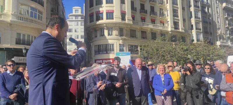 500 valencianos acuden a la concentración de Juristes Valencians en la Defensa de Vinatea