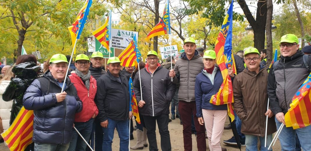 Agricultores valencianos de AVA ASAJA se han trasladado a protestar ante la oficina Europea en Madrid