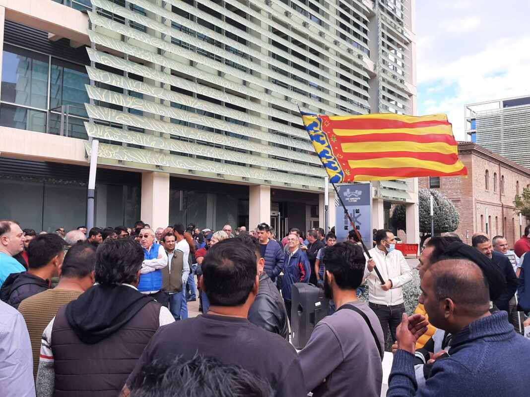 Los taxistas se manifiestan ante la Generalitat Valenciana y exigen actualizar tarifas y controlar a los VTC
