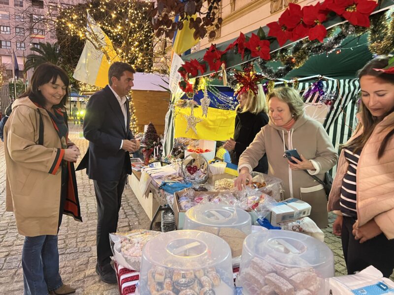 Los jardines de la Diputación de Alicante acogen el mercadillo de Navidad con desfiles y actividades para toda la familia