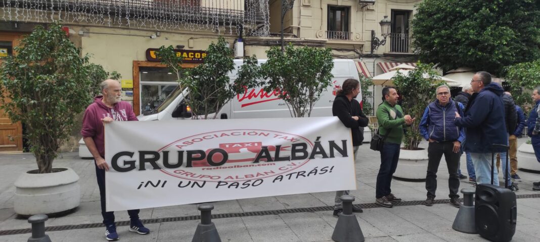 Asociaciones de taxistas acuden a la Generalitat Valenciana a exigir una subida de tarifas por la subida de costes