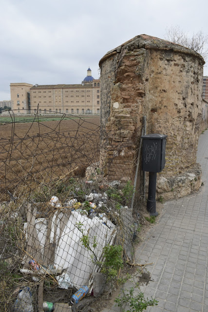 El muro de las huertas de San Miguel de Los Reyes abandonado y lleno de basura a pesar de las seis recomendacioens del Sindic d'Agravis