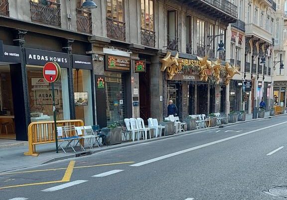 El nuevo olvido de Cultura Festiva dejará a los valencianos sin sillas esta noche, pero los valencianos colocan ya sillas en el recorrido