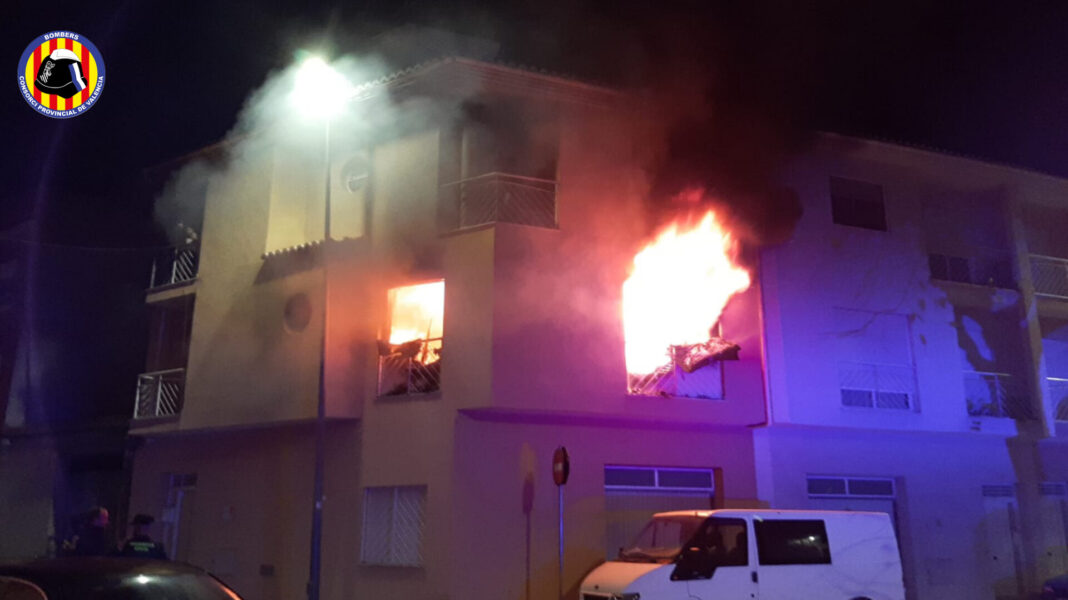El Consorcio de Bomberos de Valencia rescata a una mujer y sus dos hijos del incendio de su casa en Bellreguart