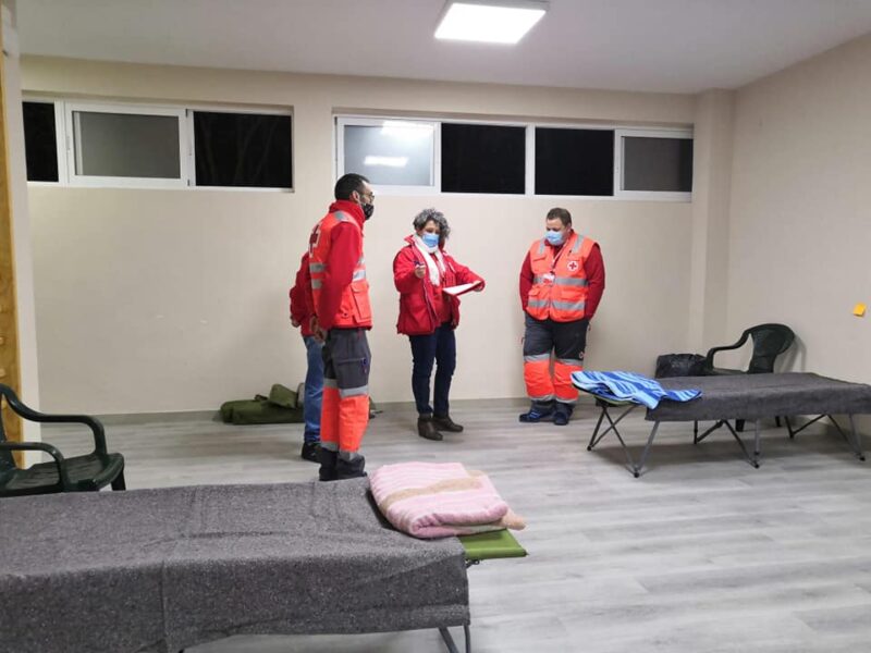 Alzira activa el protocolo municipal ante el frío y abrirá por las noches el Pabellón Pérez Puig para los sin techo