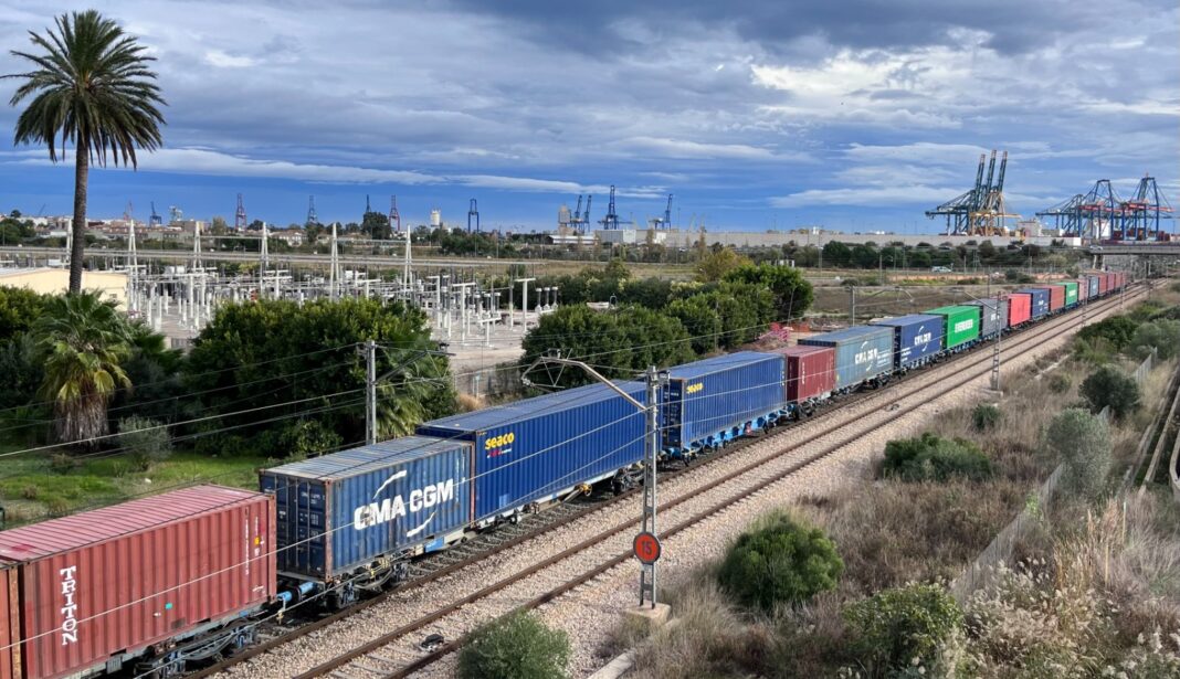 El tráfico de contenedores por tren en el Puerto de Valencia ha crecido más de un 10% en los once primeros meses del año 2022