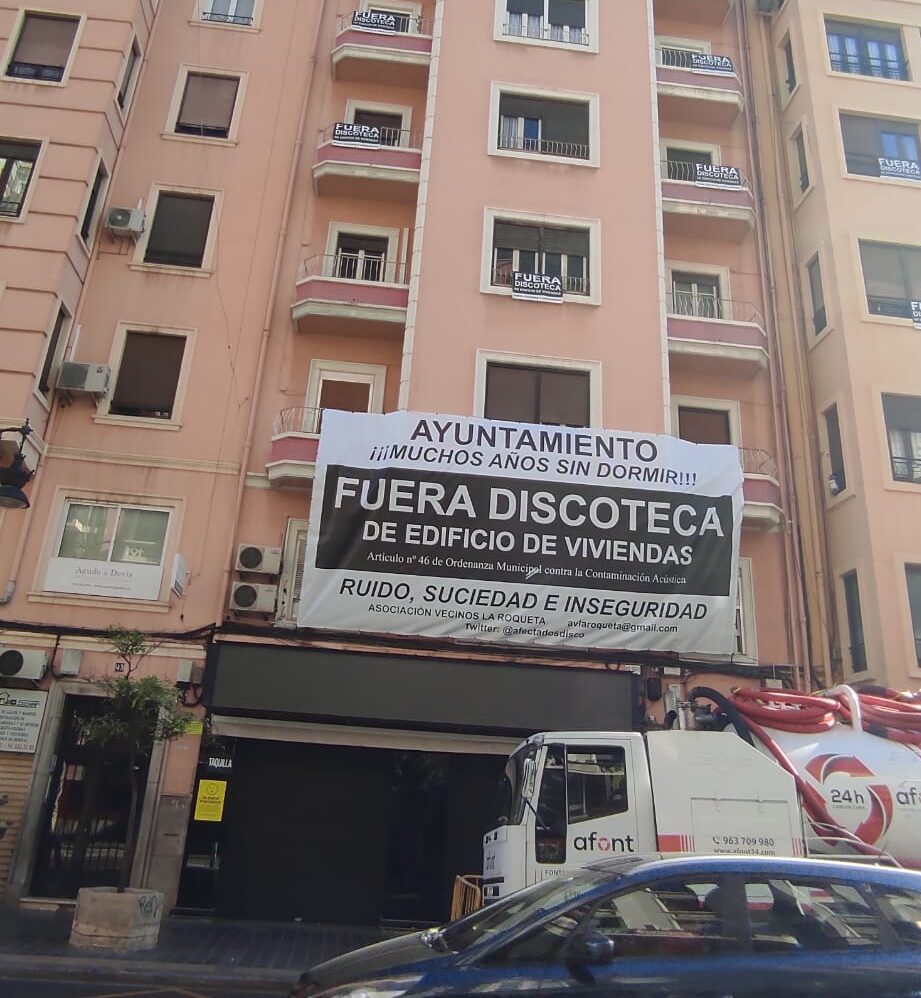 Los vecinos de la Roqueta afectados por la discoteca piden más baldeo y limpieza en las calles del barrio