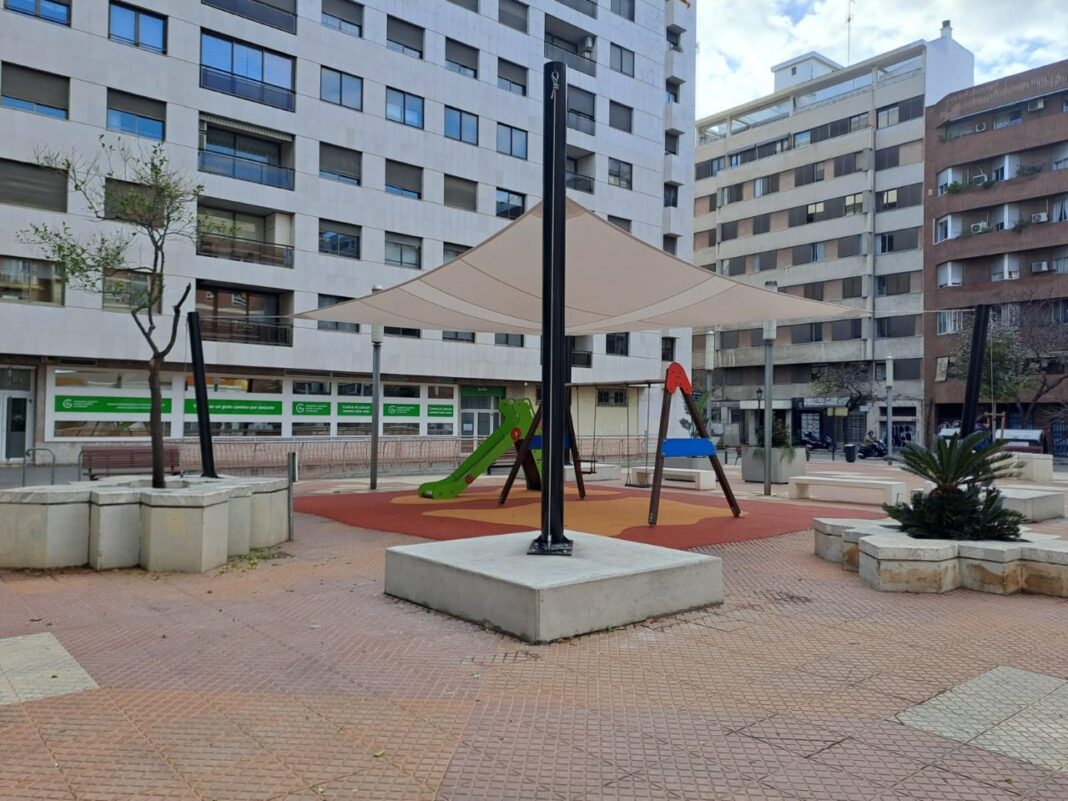 La reforma de la Plaza de Polo de Bernabé que cuesta 75.000€ sigue con sus bancos sin respaldo y pegotes por remiendo