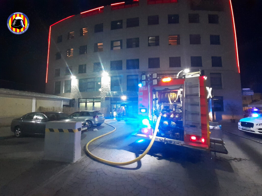 El Consorcio de Bomberos de la Diputacio de Valencia apaga un incendio en un hotel de Catarroja la pasada noche